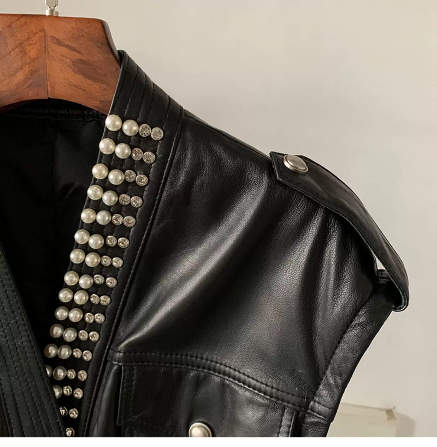 VE26L Pearl-Trimmed Lambskin Vest ¨C Sleeveless & Sculpted