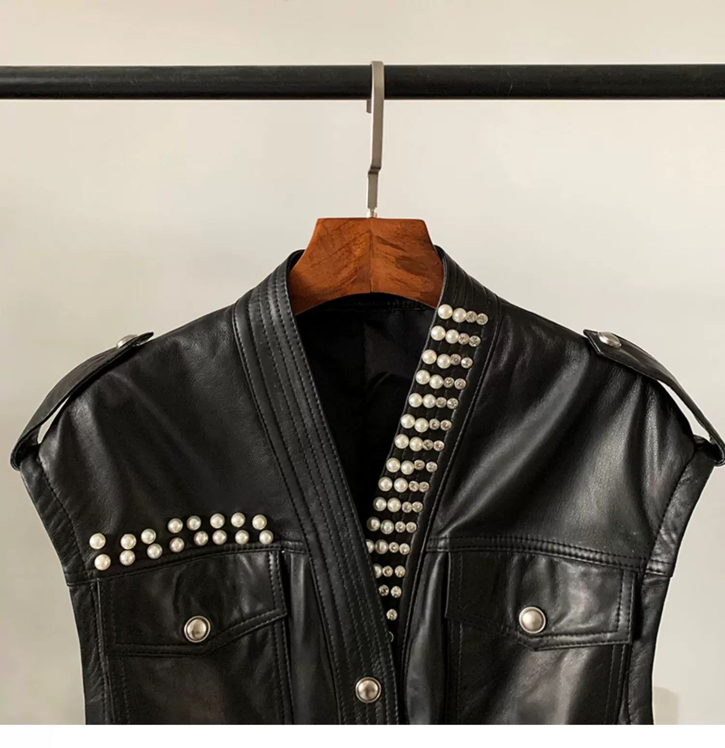 VE26L Pearl-Trimmed Lambskin Vest ¨C Sleeveless & Sculpted